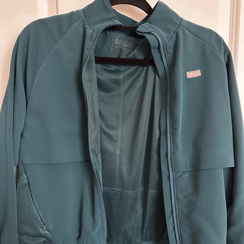 Women’s Caribbean Blue Sydney Scrub Jacket by FIGS